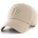 47-brand-mlb-clean-up-new-york-yankees-kappe-mit-gebogenem-schirm-in-khaki-mit-khaki-logo