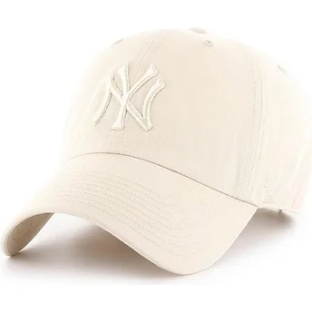 Cremefarbene Curved Cap mit cremefarbenem Logo der New York Yankees MLB Clean Up von 47 Brand