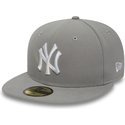 new-era-flat-brim-mit-weissem-logo-59fifty-essential-new-york-yankees-mlb-fitted-cap-grau