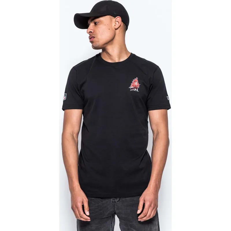 t-shirt-kurzarm-schwarz-helmet-der-tampa-bay-buccaneers-nfl-von-new-era