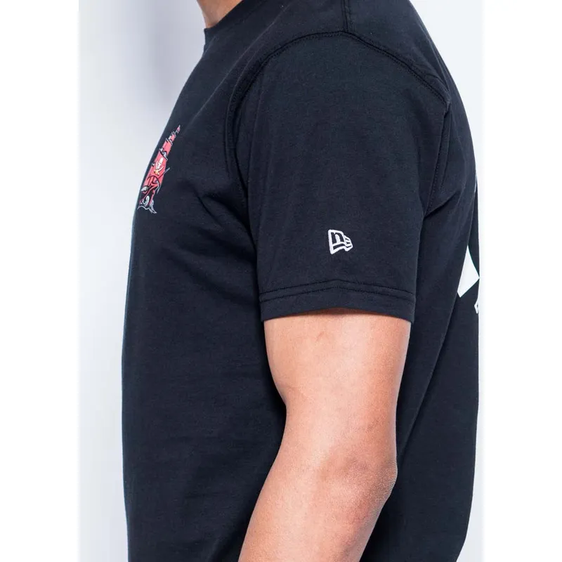 t-shirt-kurzarm-schwarz-helmet-der-tampa-bay-buccaneers-nfl-von-new-era