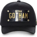 schwarze-curved-snapback-cap-mit-batman-gotham-city-plakette-batp4-dc-comics-von-capslab