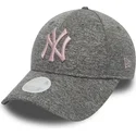 szara-regulowana-czapka-z-zakrzywionym-daszkiem-z-rozowym-logo-9forty-tech-jersey-new-york-yankees-mlb-new-era