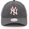 szara-regulowana-czapka-z-zakrzywionym-daszkiem-z-rozowym-logo-9forty-tech-jersey-new-york-yankees-mlb-new-era