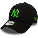 verstellbare-schwarze-kappe-mit-gebogenem-schirm-und-grunem-logo-9forty-league-essential-neon-der-new-york-yankees-mlb-von-new-e