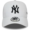weisse-trucker-cap-mit-schwarzem-logo-essential-a-frame-der-new-york-yankees-mlb-von-new-era