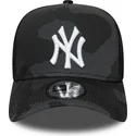 new-era-mlb-new-york-yankees-essential-camo-a-frame-schwarze-tarntrucker-kappe-mit-weissem-logo