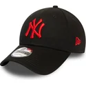 svart-bojd-justerbar-keps-med-rod-logotyp-9forty-league-essential-fran-new-york-yankees-mlb-av-new-era