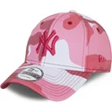 verstellbare-rosa-camouflage-kappe-mit-gebogenem-schirm-und-rosa-logo-9forty-new-york-yankees-mlb-von-new-era