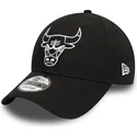 czarna-zakrzywiona-czapka-z-daszkiem-regulowana-z-bialym-logo-9forty-league-essential-chicago-bulls-nba-od-new-era