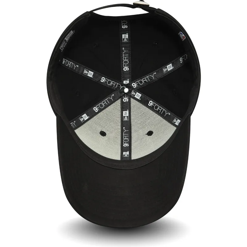 schwarze-verstellbare-curved-cap-mit-weissem-logo-9forty-league-essential-der-chicago-bulls-nba-von-new-era