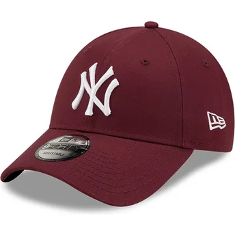 mutzen-gebogen-rot-verstellbares-band-granate-9forty-league-essential-der-new-york-yankees-mlb-von-new-era