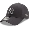 mutzen-gebogen-grau-verstellbares-band-9forty-camo-infill-der-new-york-yankees-mlb-von-new-era