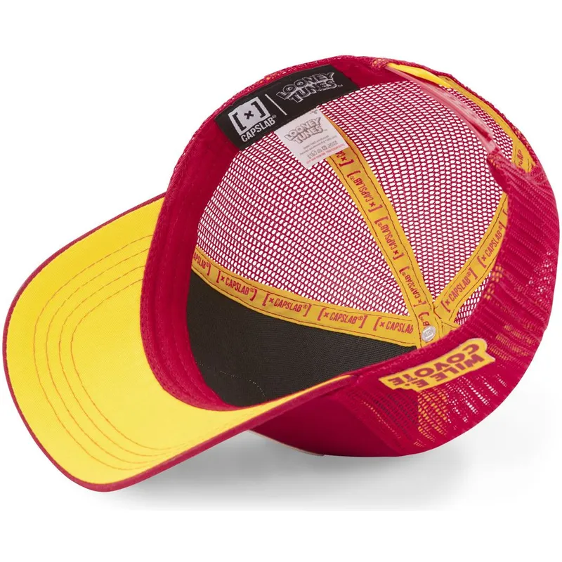 mutzen-gebogen-rot-snapback-kojote-looney-tunes-von-capslab