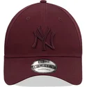 mutzen-gebogen-rot-snapback-granate-granate-9forty-league-essential-der-new-york-yankees-mlb-von-new-era