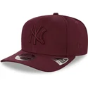 mutzen-gebogen-rot-snapback-granate-granate-9fifty-stretch-snap-der-new-york-yankees-mlb-von-new-era