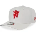 weisse-verstellbare-kappe-mit-gebogenem-schirm-und-rotem-logo-9fifty-von-manchester-united-football-club-premier-league-von-new-