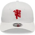 weisse-verstellbare-kappe-mit-gebogenem-schirm-und-rotem-logo-9fifty-von-manchester-united-football-club-premier-league-von-new-