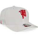 weisse-verstellbare-kappe-mit-gebogenem-schirm-und-rotem-logo-9fifty-von-manchester-united-football-club-premier-league-von-new-