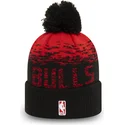 gorro-negro-y-rojo-con-pompon-sport-cuff-de-chicago-bulls-nba-de-new-era