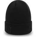 svart-mossa-med-svart-logotyp-essential-cuff-av-new-york-yankees-mlb-fran-new-era
