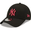 casquette-courbee-noire-snapback-avec-logo-rose-9forty-black-base-new-york-yankees-mlb-new-era