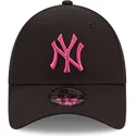 casquette-courbee-noire-ajustable-avec-logo-rose-9forty-league-essential-new-york-yankees-mlb-new-era