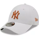 casquette-courbee-blanche-ajustable-avec-logo-marron-9forty-league-essential-new-york-yankees-mlb-new-era