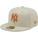 mutzen-flach-grau-angepasst-marron-59fifty-league-essential-der-new-york-yankees-mlb-von-new-era