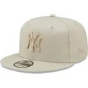 mutzen-flach-grau-snapback-9fifty-league-essential-der-new-york-yankees-mlb-von-new-era