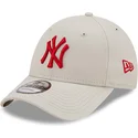 gorra-curva-beige-ajustable-con-logo-rojo-9forty-league-essential-de-new-york-yankees-mlb-de-new-era