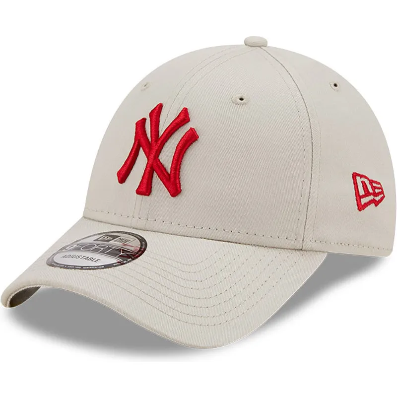 bezowa-regulowana-czapka-z-zakrzywionym-daszkiem-z-czerwonym-logo-9forty-league-essential-new-york-yankees-mlb-new-era