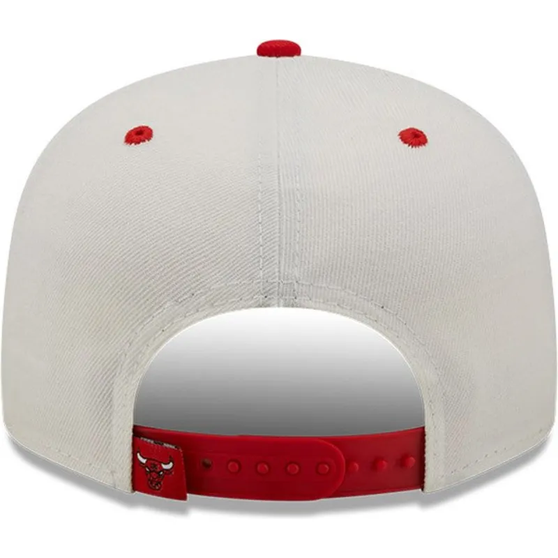 weisse-und-rote-flache-snapback-kappe-9fifty-white-crown-von-chicago-bulls-nba-von-new-era
