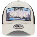 new-era-new-york-brooklyn-a-frame-license-plate-beige-und-schwarze-trucker-kappe