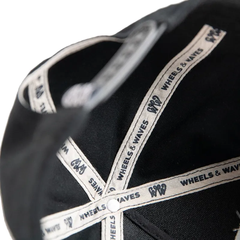 schwarze-gebogene-snapback-kappe-classic-ww22-von-wheels-and-waves