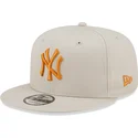 beige-flache-snapback-kappe-mit-orangefarbenem-logo-9fifty-league-essential-der-new-york-yankees-mlb-von-new-era