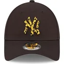 gorra-curva-negra-ajustable-con-logo-amarillo-9forty-seasonal-infill-de-new-york-yankees-mlb-de-new-era