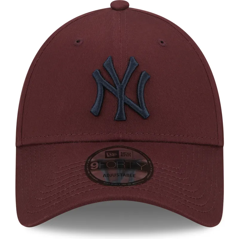 mutzen-gebogen-rot-verstellbares-band-granate-9forty-league-essential-der-new-york-yankees-mlb-von-new-era