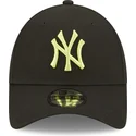 czarna-regulowana-czapka-z-zakrzywionym-daszkiem-z-zielonym-logo-9forty-league-essential-new-york-yankees-mlb-od-new-era