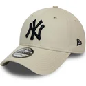 beige-justerbar-bojd-keps-med-svart-logotyp-9forty-league-essential-fran-new-york-yankees-mlb-av-new-era