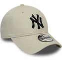 beige-justerbar-bojd-keps-med-svart-logotyp-9forty-league-essential-fran-new-york-yankees-mlb-av-new-era