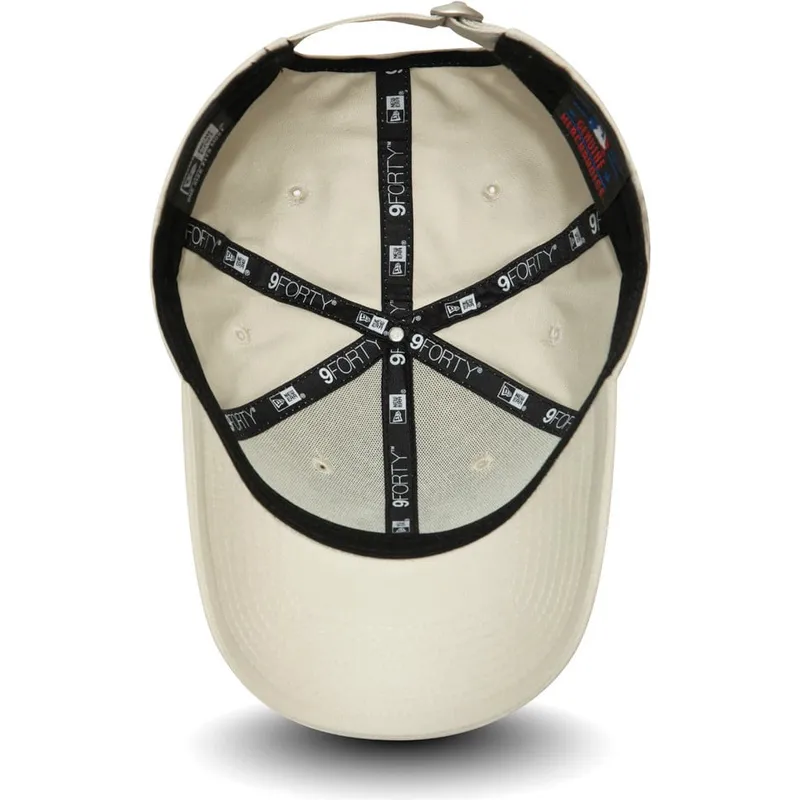 bezowa-regulowana-czapka-z-zakrzywionym-daszkiem-z-czarnym-logo-9forty-league-essential-new-york-yankees-mlb-new-era