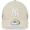 gorra-trucker-beige-y-blanca-9forty-a-frame-de-new-york-yankees-mlb-de-new-era