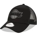 svart-truckerkeps-med-svart-logotyp-9forty-a-frame-tonal-fran-los-angeles-lakers-nba-av-new-era