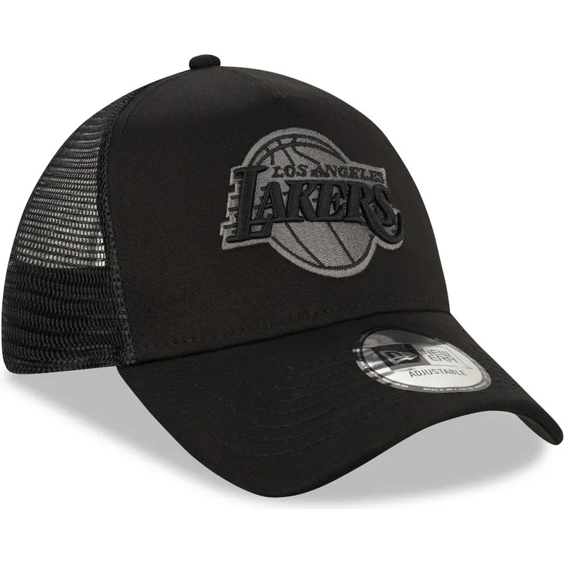 svart-truckerkeps-med-svart-logotyp-9forty-a-frame-tonal-fran-los-angeles-lakers-nba-av-new-era