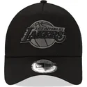 gorra-trucker-negra-con-logo-negro-9forty-a-frame-tonal-de-los-angeles-lakers-nba-de-new-era