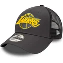 mutzen-gebogen-grau-verstellbares-band-9forty-home-field-der-los-angeles-lakers-nba-von-new-era