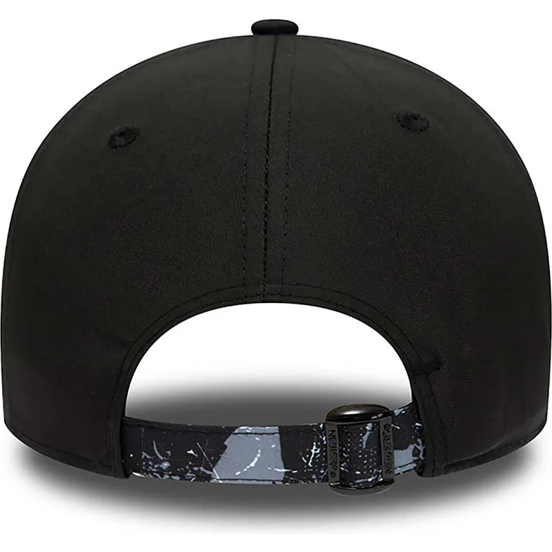 mutzen-gebogen-schwarz-verstellbares-band-9forty-print-infill-der-brooklyn-nets-nba-von-new-era
