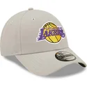 mutzen-gebogen-grau-verstellbares-band-9forty-repreve-der-los-angeles-lakers-nba-von-new-era