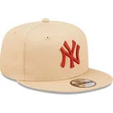 mutzen-flach-beige-snapback-9fifty-league-essential-der-new-york-yankees-mlb-von-new-era